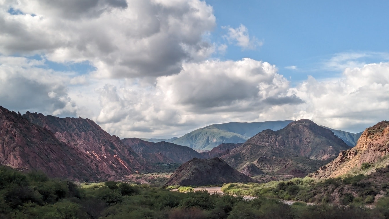 Panorama de la vallée de Calchaqui en Argentine