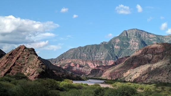 Řeka v údolí Calchaqui v provincii Salta v Argentině