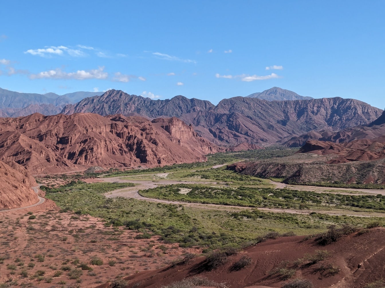 Peisaj din valea Calchaqui din provincia Salta din Argentina cu munți roșii