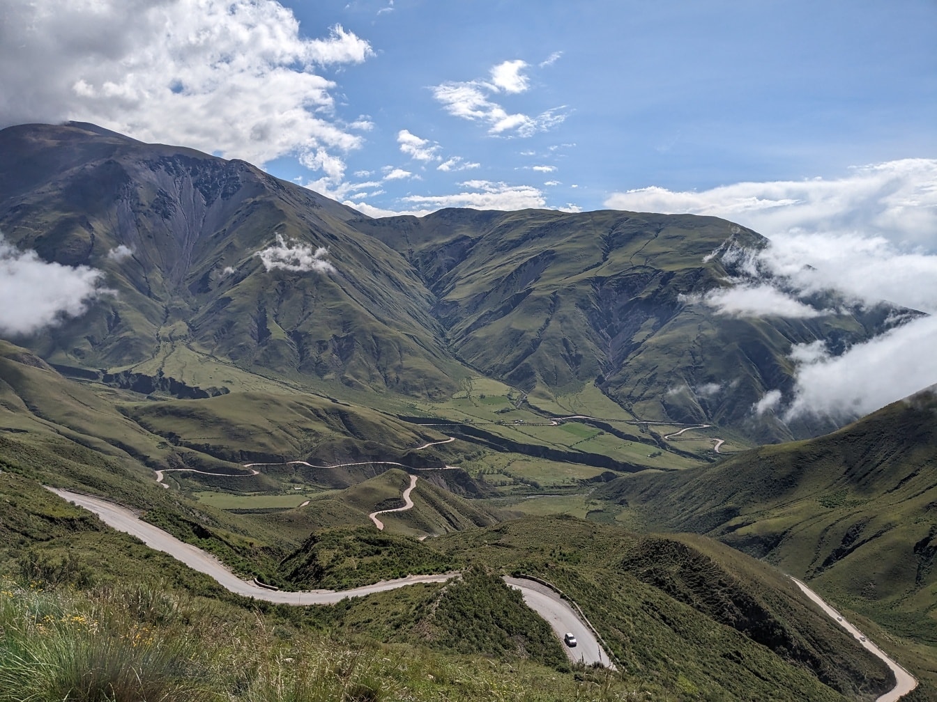 Silnice procházející zeleným údolím v Saltě na severozápadě Argentiny