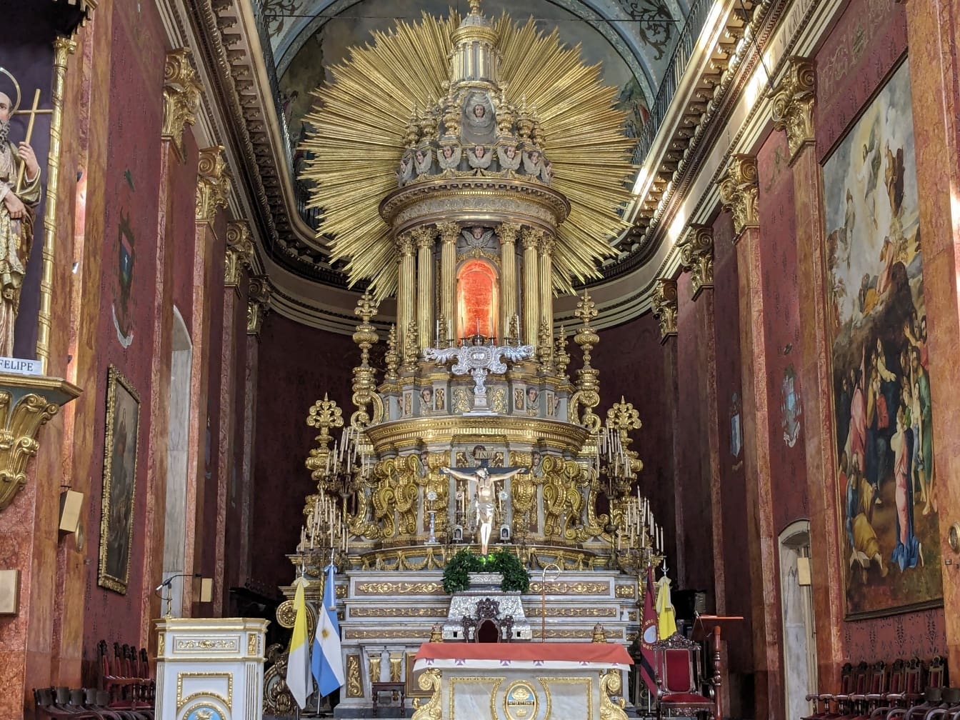 Zlatý oltář v bazilice katedrály v Saltě v Argentině