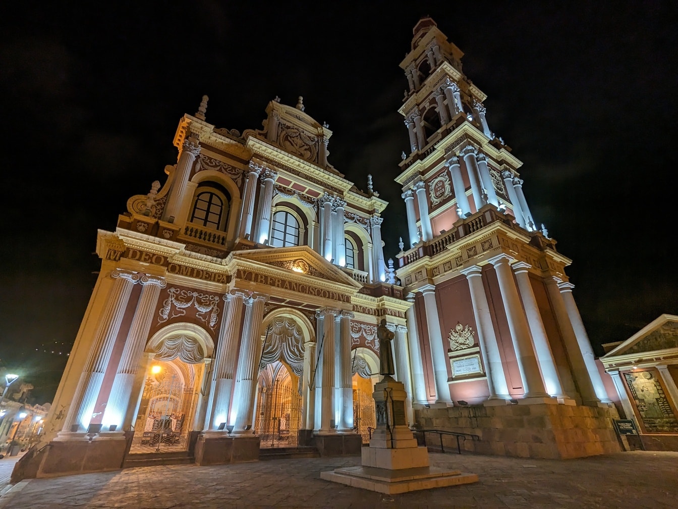 Arjantin’in Salta şehrinde San Francisco Kilisesi, önünde meydanda bir heykel ile geceleri