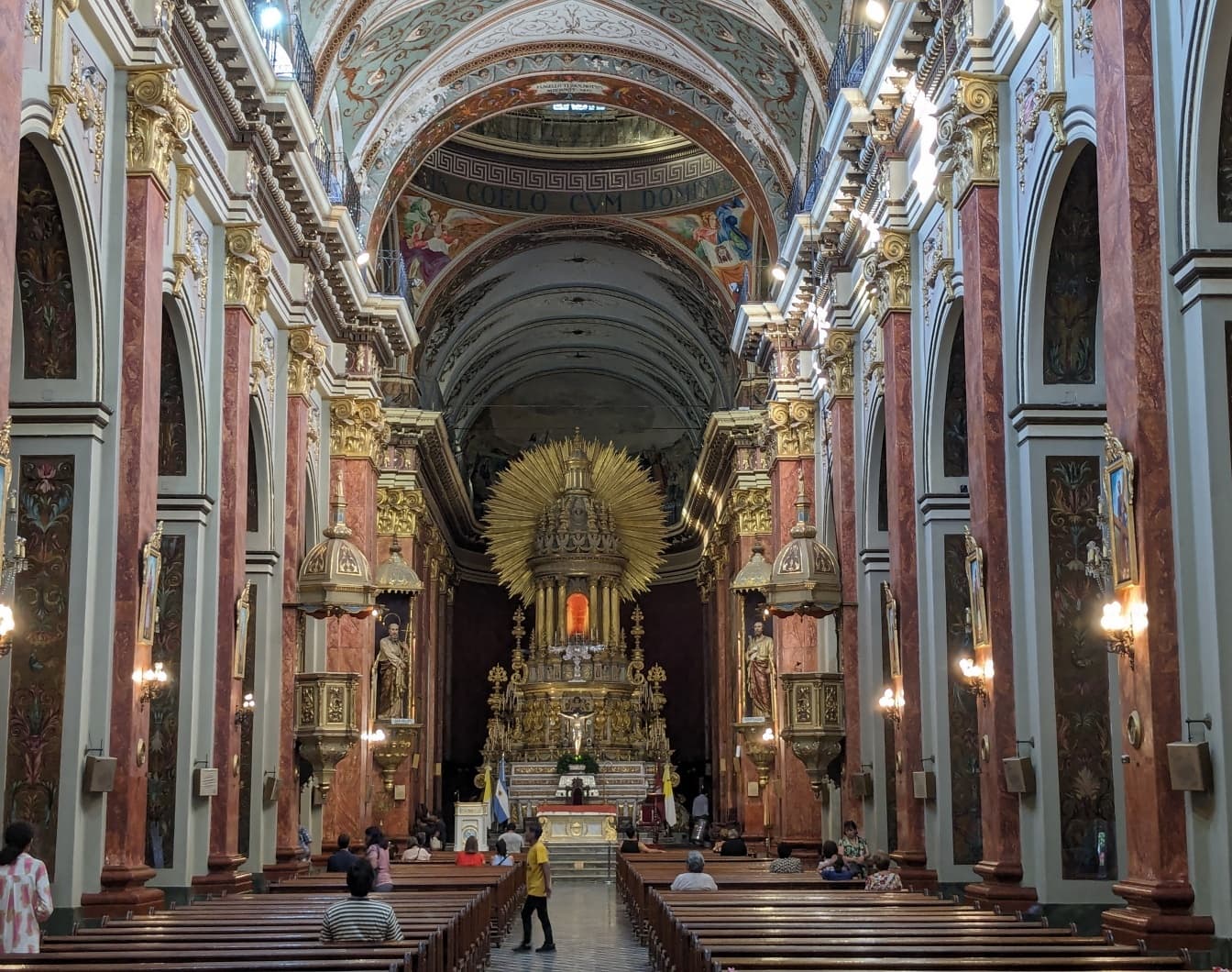 Невероятен интериор на катедралата Салта в северозападна Аржентина в Южна Америка