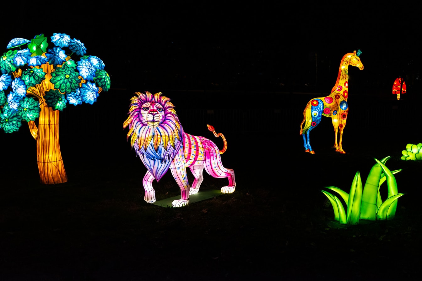 Kleurrijke gloeiende beeldhouwwerken van dieren op Chinees festival van licht of het lantaarnfestival