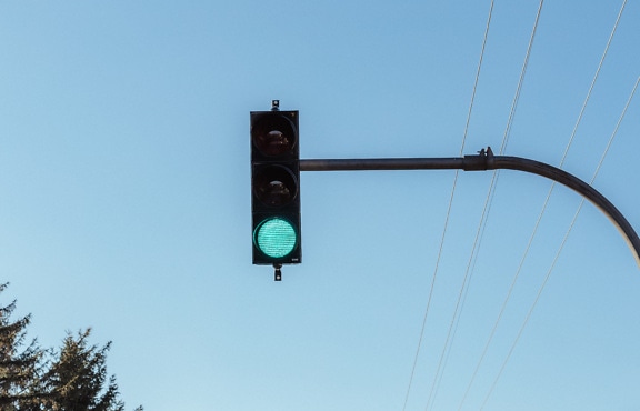 Семафор над пътя със зелена светлина