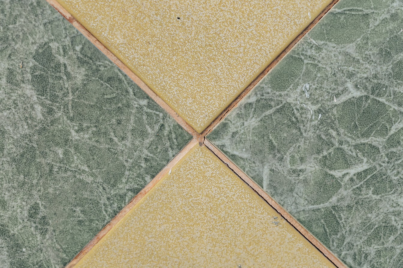 Textura dvou typů podlahových dlaždic, jedné žlutohnědé a druhé nazelenalé