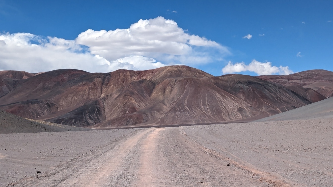 Stoffige weg door de Atacama-woestijn in Zuid-Amerika