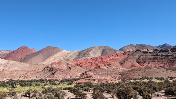 アルゼンチンの砂漠に浮かぶ赤と茶色の山々