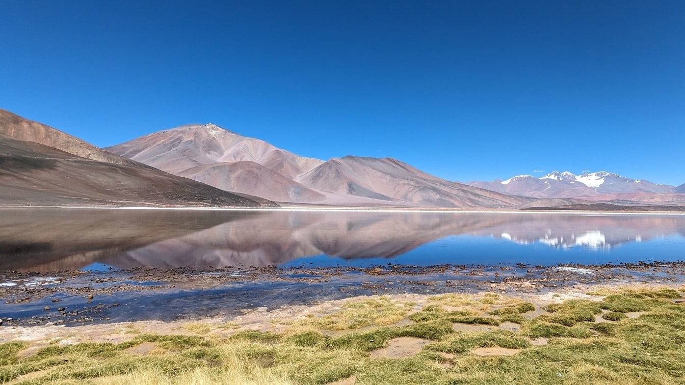 Hồ tại San Fernando del Valle de Catamarca ở Argentina với những ngọn núi ở phía sau