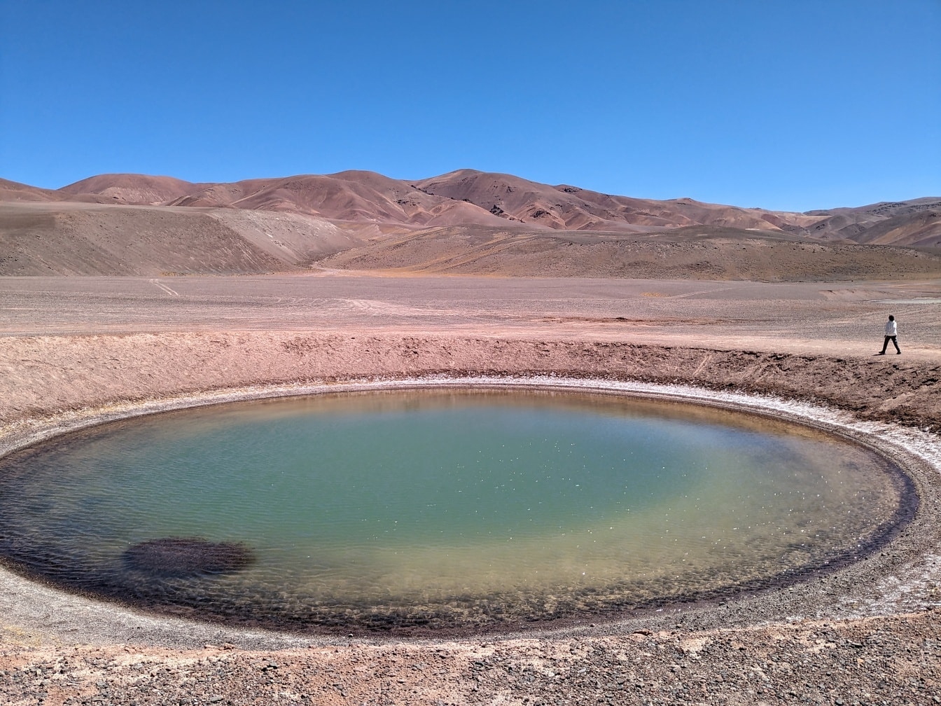 Laguna bulat kecil di Catamarca, dataran tinggi di gurun Atacama