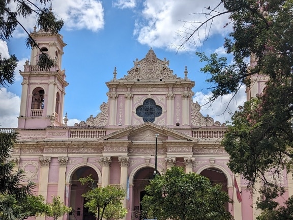Salta katedrális a városi parkban, a július 9-i tér nevű téren Argentínában