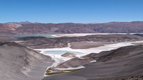 Luftfoto af landskabet af bjerge og vulkan Pissis i Catamarca i Argentina