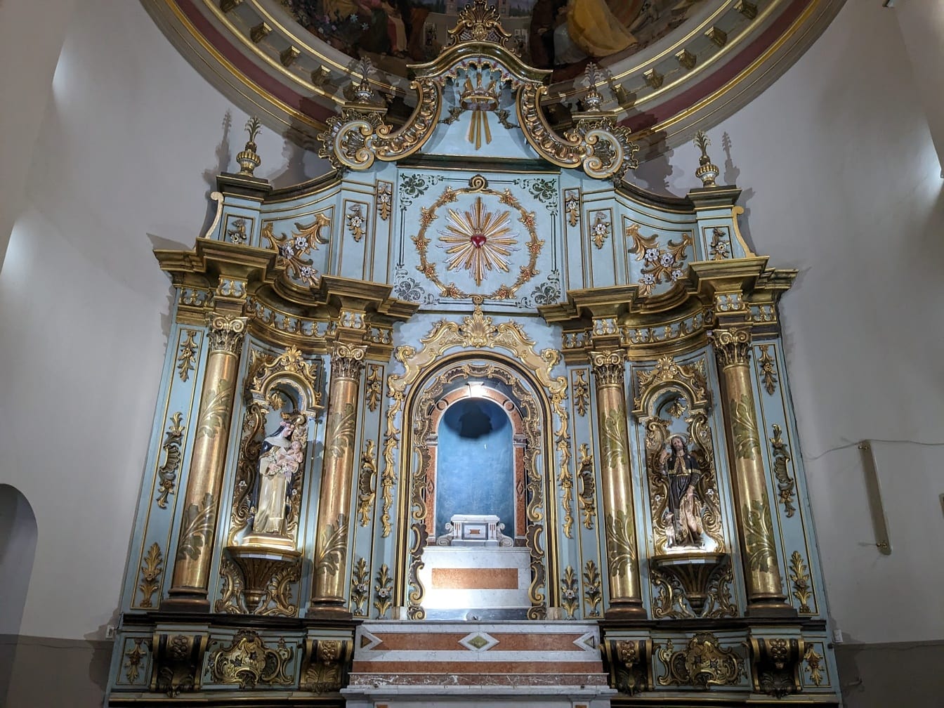 Ozdobený oltár v katedrálnej bazilike Panny Márie Údolnej, San Fernando del Valle de Catamarca, Argentína