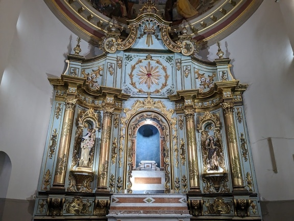 Богато украсен олтар в катедралната базилика на Дева Мария от долината, Сан Фернандо дел Вале де Катамарка, Аржентина