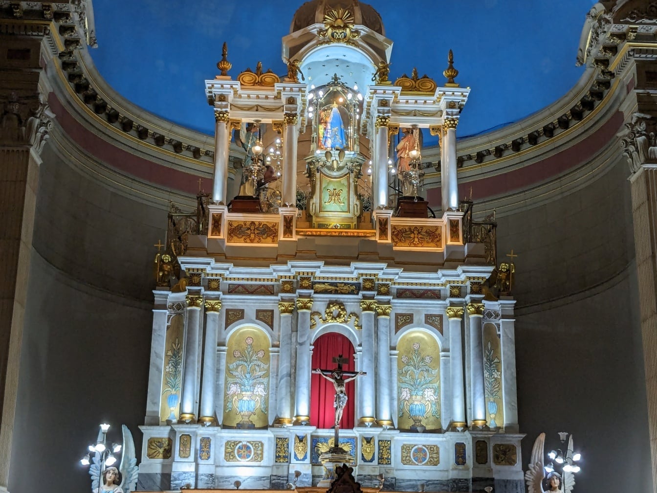 Stort utsmyckat altare i katedralbasilikan Vår Fru av dalen i San Fernando del Valle de Catamarca, Argentina
