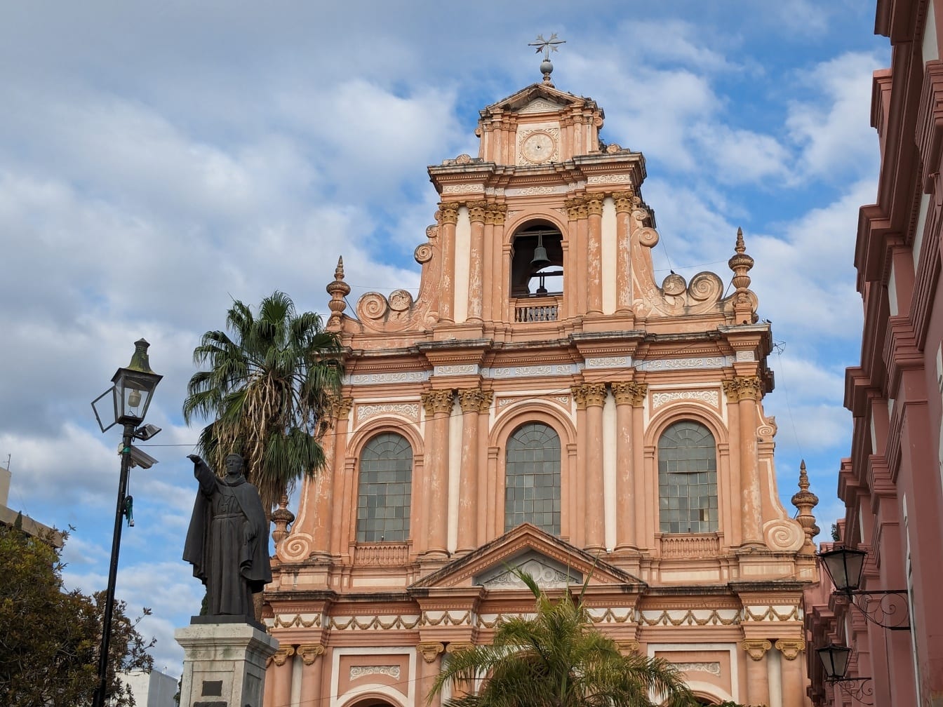 Jezuitský kostel a klášter San Francisco v centru města San Fernando de Valle de Catamarca v Argentině