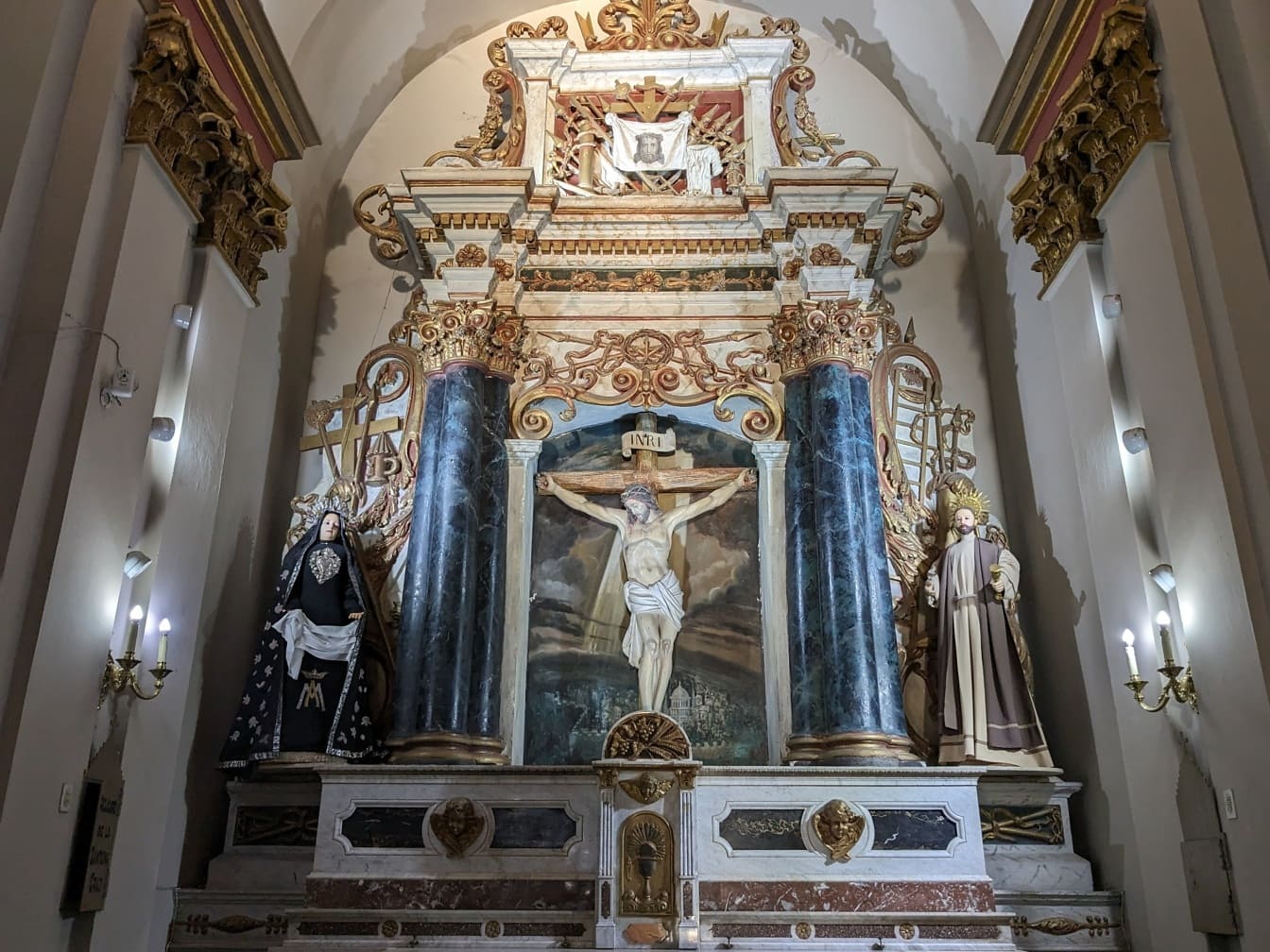Ozdobny ołtarz z posągiem Jezusa Chrystusa na krzyżu przedstawiającym zmartwychwstanie w południowoamerykańskim kościele katolickim