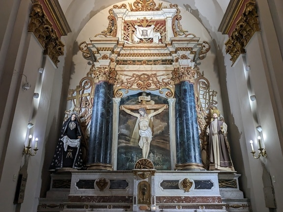남미 가톨릭 교회에서 부활을 묘사 한 십자가에 예수 그리스도의 동상이있는 화려한 제단
