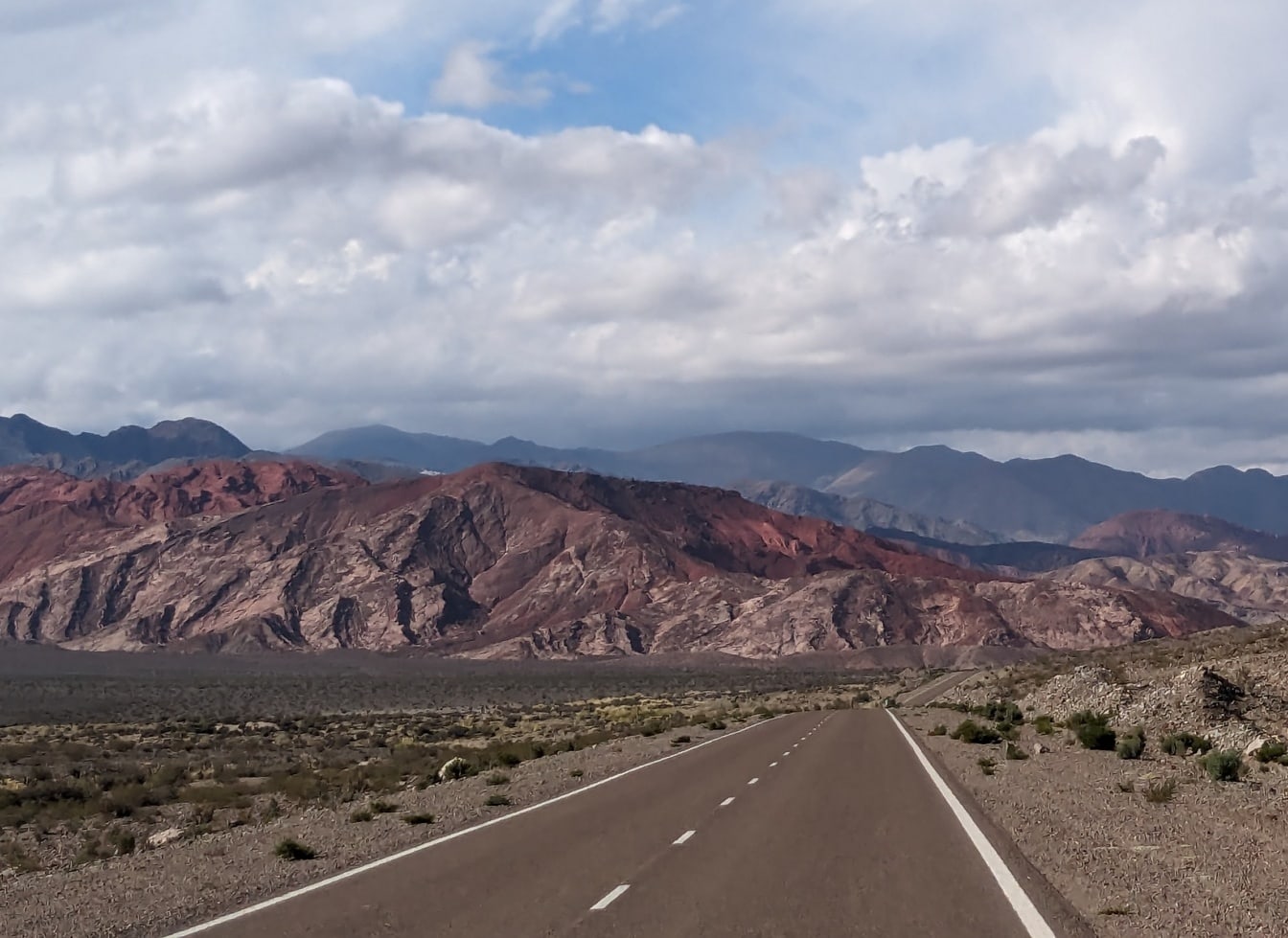Şili ve Arjantin sınırındaki dağlara giden asfalt yol