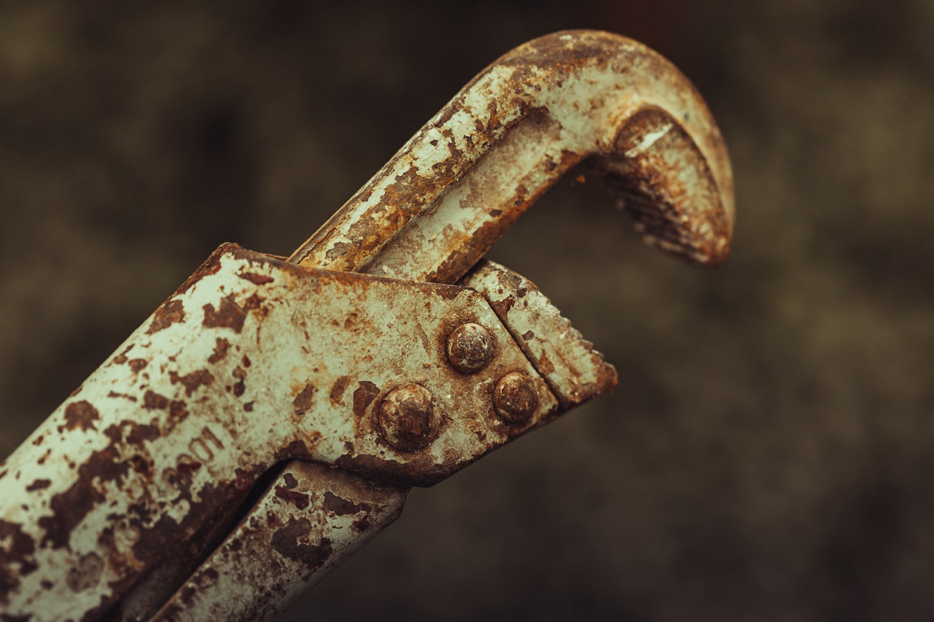 Nærbillede af en rusten gammel skruenøgle
