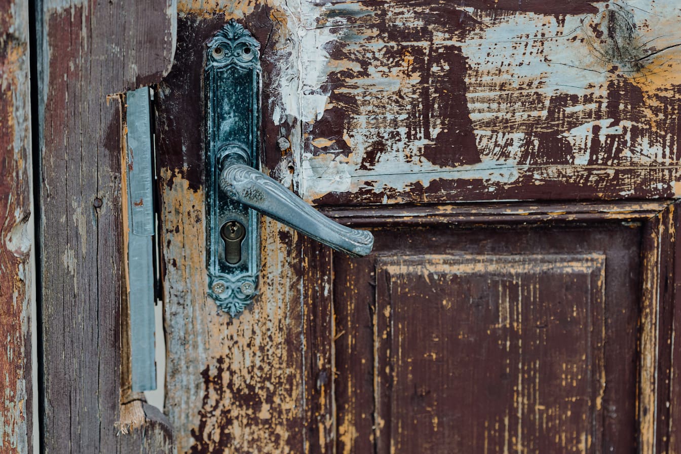 Une vieille poignée de porte sur une porte d’entrée