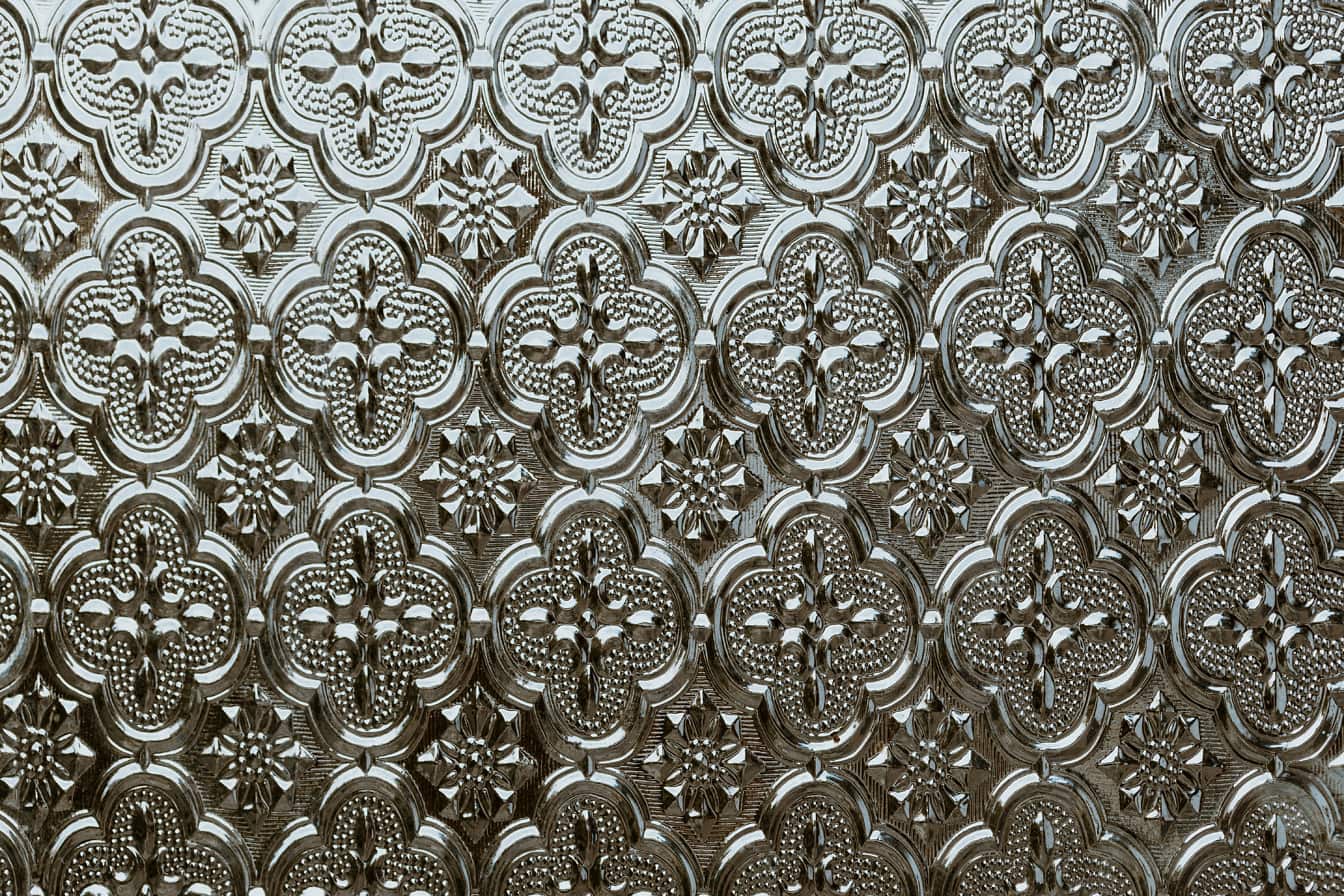 바로크 양식의 아라베스크 패턴 장식이 있는 성형 유리의 질감