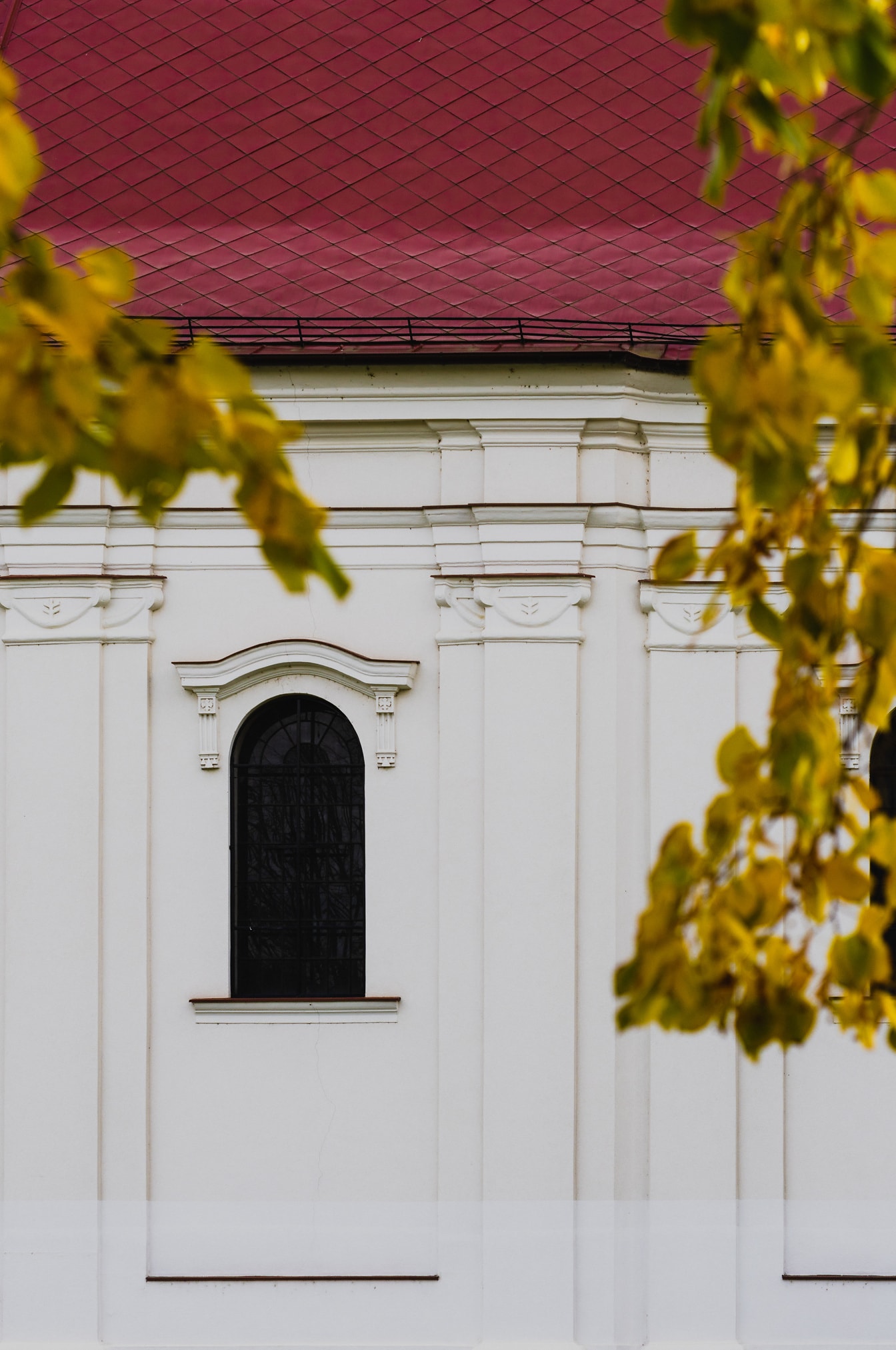 Fenster mit Schutznetz an einer orthodoxen Kirche abgedeckt