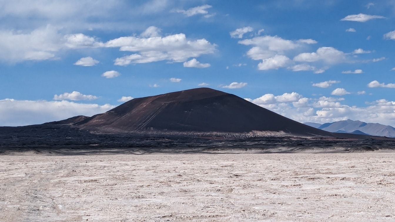 Stort fladt landskab med en Galan vulkan i Catamarca i Argentina