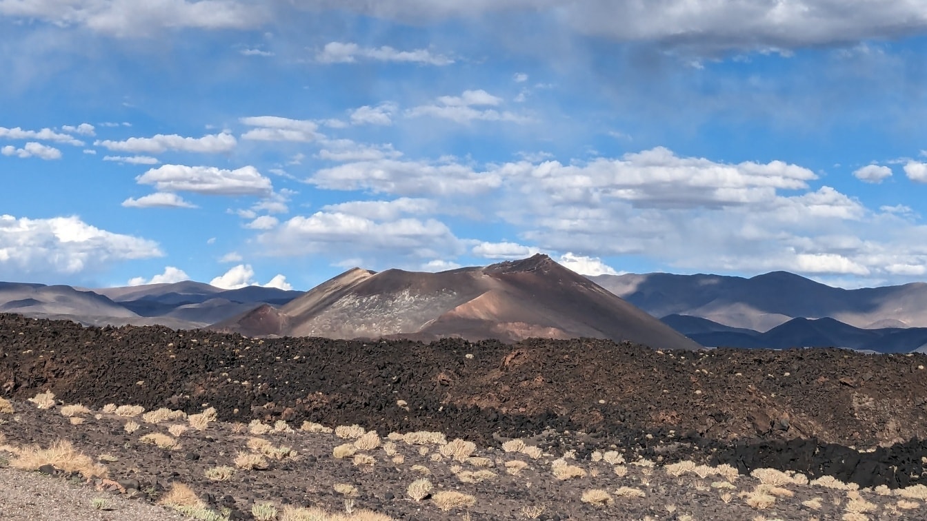 Suché čierne lávové pole v púšti Catamarca v Južnej Amerike
