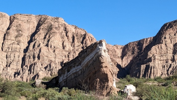 Grande formation rocheuse de roches sédimentaires dans la réserve naturelle du nord de l’Argentine