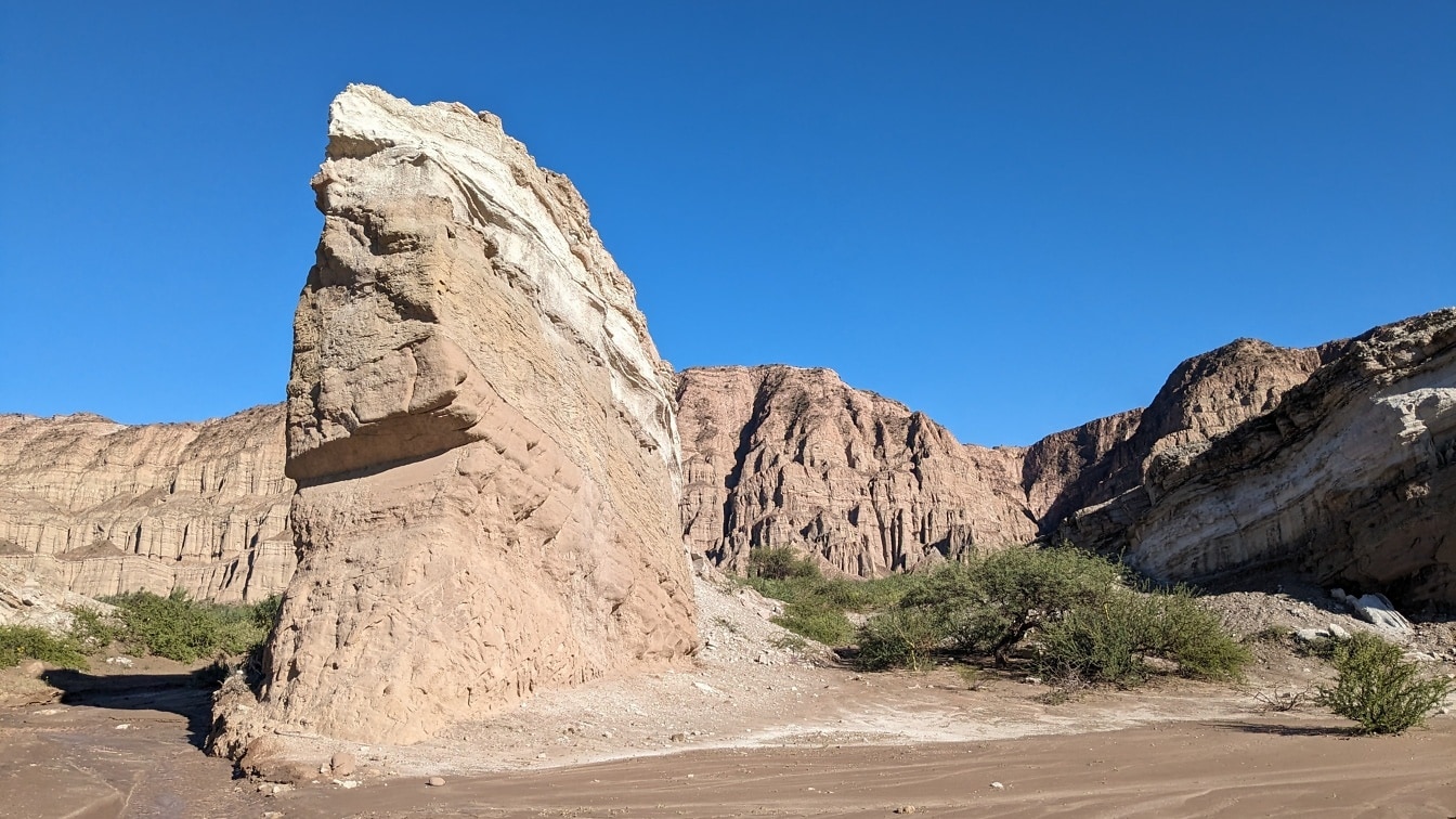 Erosion av stor sedimentär kalksten i Catamarcaöknen i Argentina