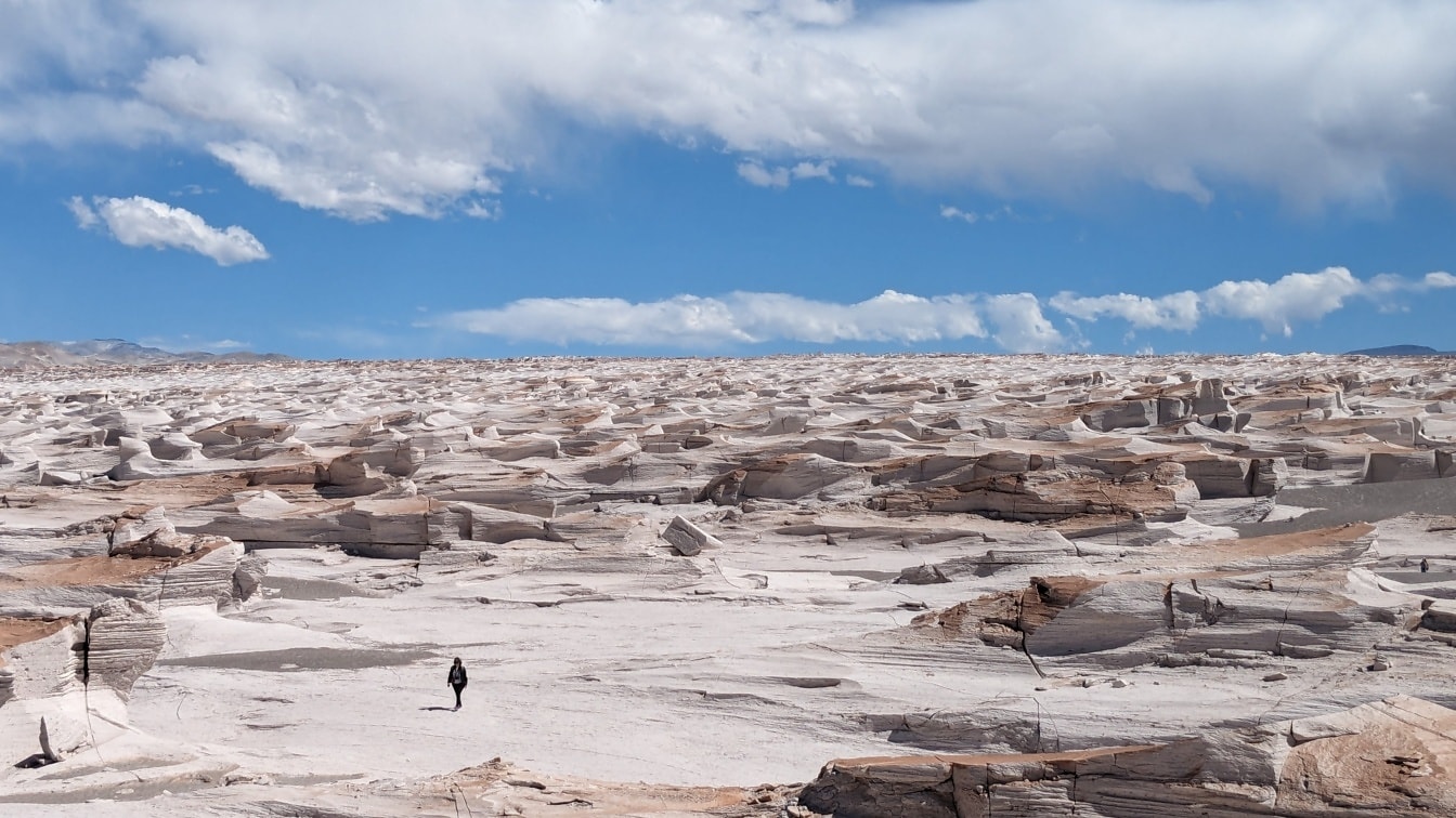 Osoba spacerująca po polu pumeksu, chroniony obszar przyrodniczy w departamencie Antofagasta de la Sierra w Argentynie