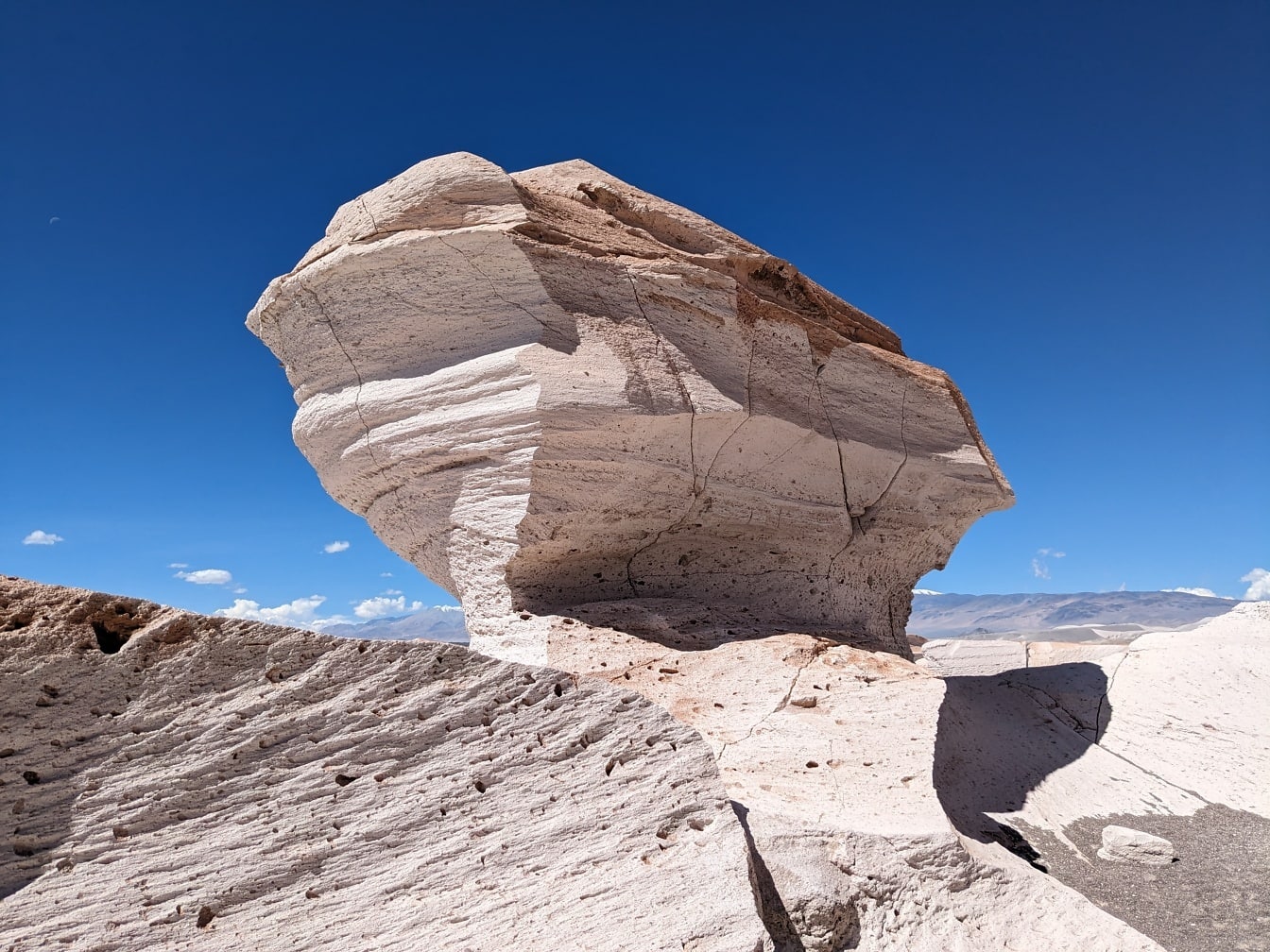 Gesteinsformation aus großem sedimentärem Bimsstein in der Wüste