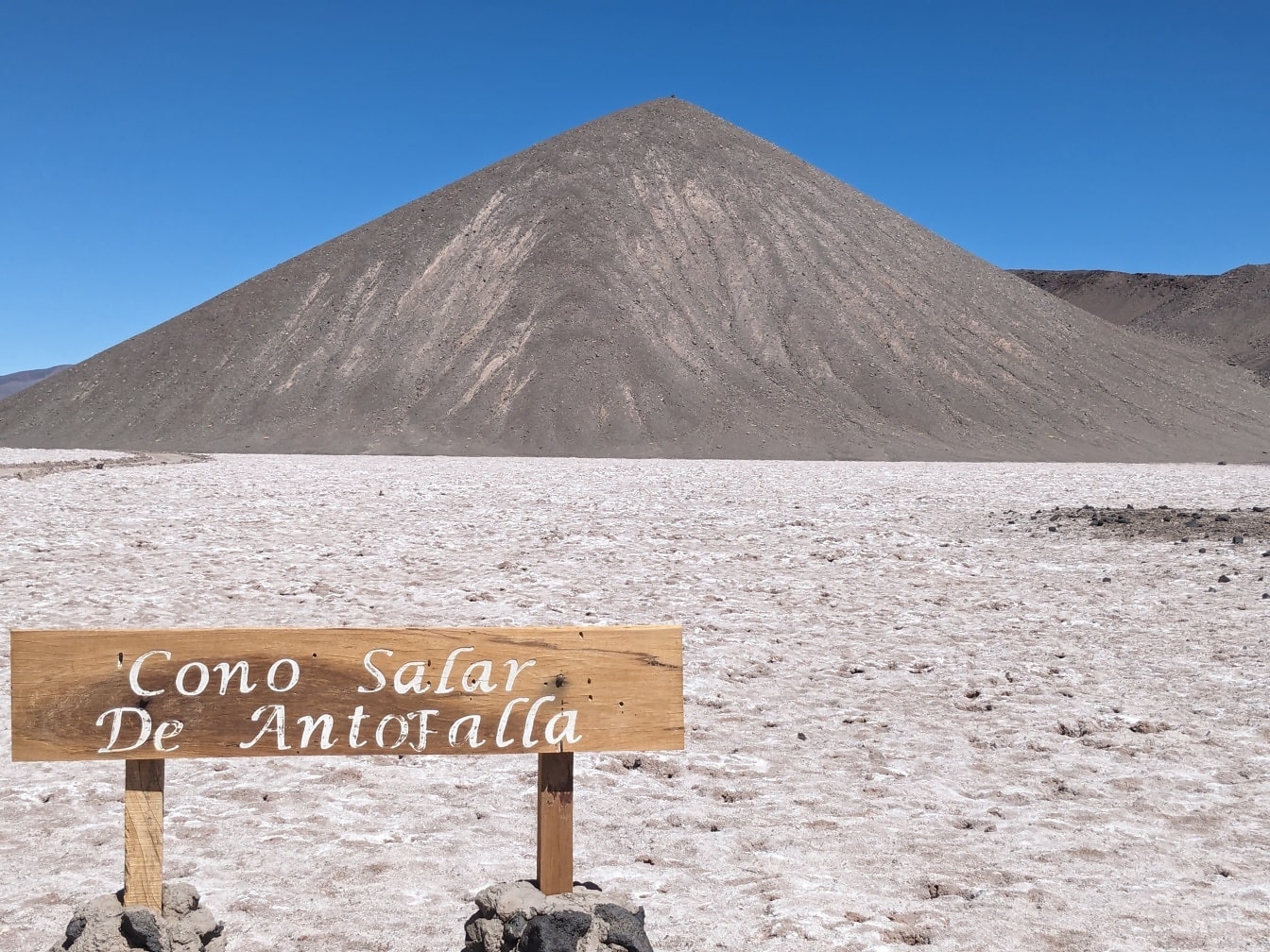 Salar de Antofalla adalah gurun garam yang terletak di Puna de Atacama di Argentina