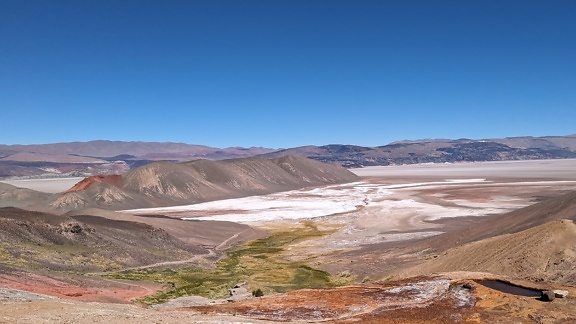 Τοπίο ερήμου με βουνά στο φυσικό καταφύγιο Salar de Antofalla στη Νότια Αμερική