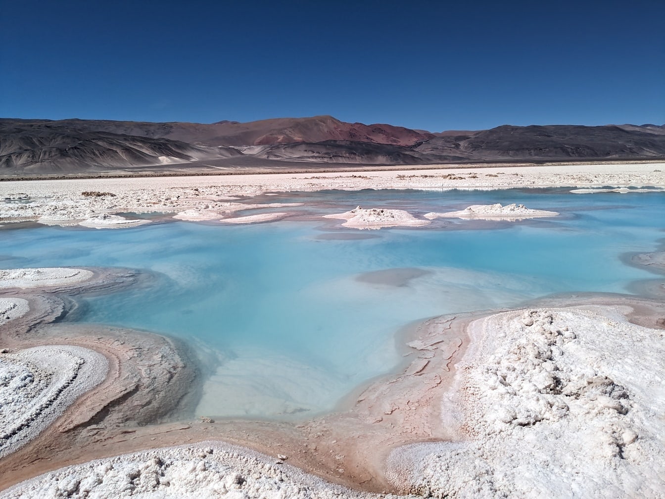 Colore azzurro dell’acqua salata in un lago salato sull’altopiano del deserto a La Puna in Argentina