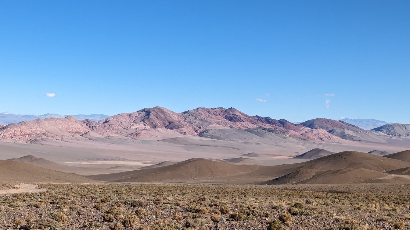 Pemandangan dataran tinggi gersang di Puna de Atacama di pegunungan Andes di Amerika selatan