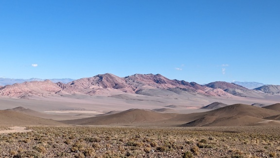 Τοπίο ενός άνυδρου οροπεδίου στην Puna de Atacama στα βουνά των Άνδεων στη νότια Αμερική