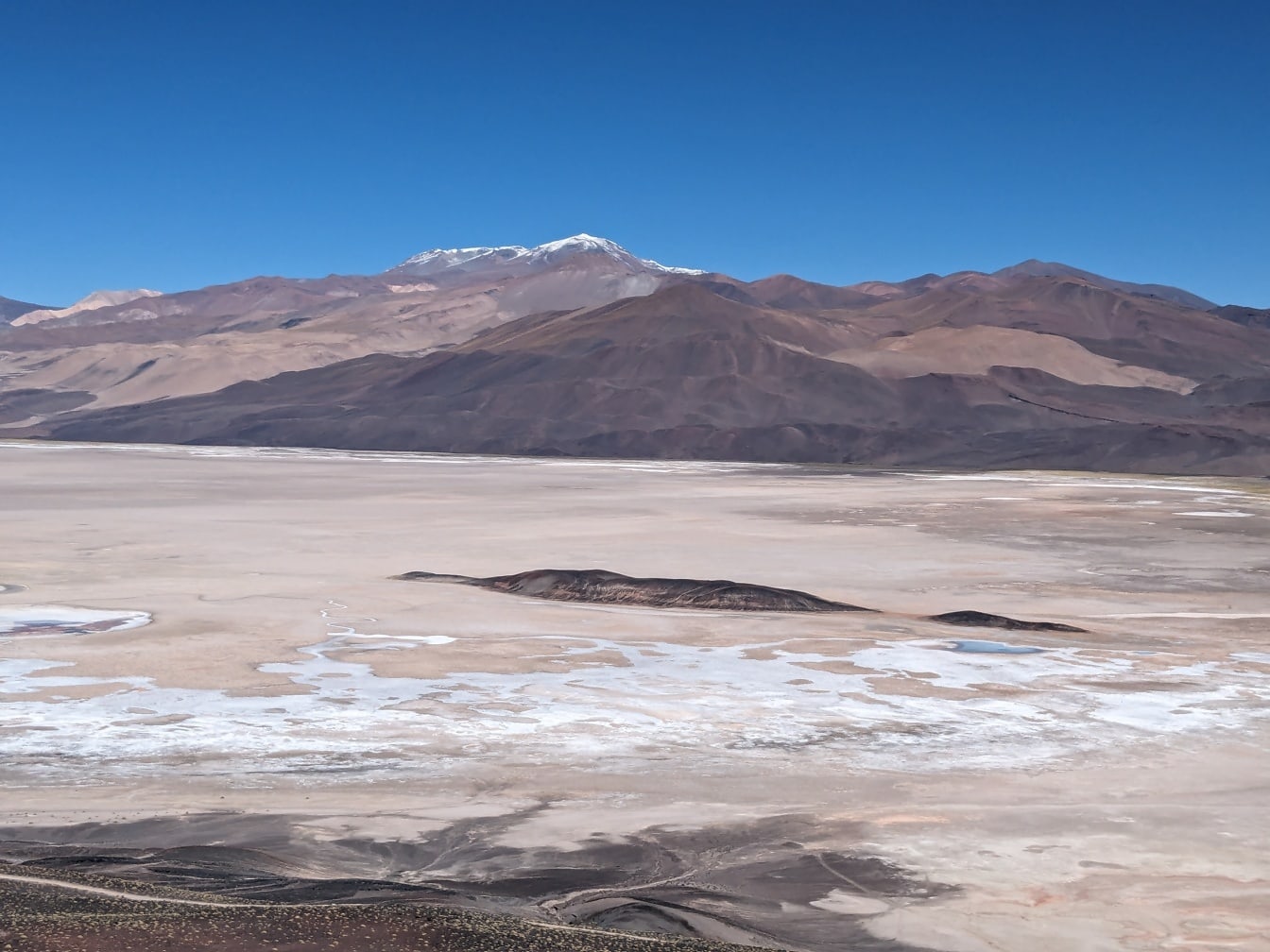 Lanskap datar garam besar di dataran tinggi gurun di Salar de Antofalla