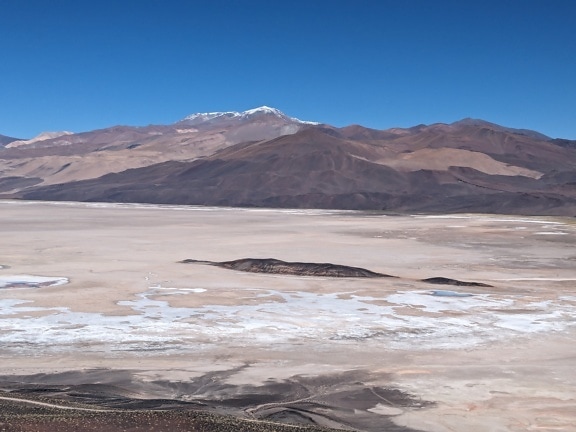 Μεγάλο επίπεδο τοπίο αλατιού στο οροπέδιο της ερήμου στο Salar de Antofalla