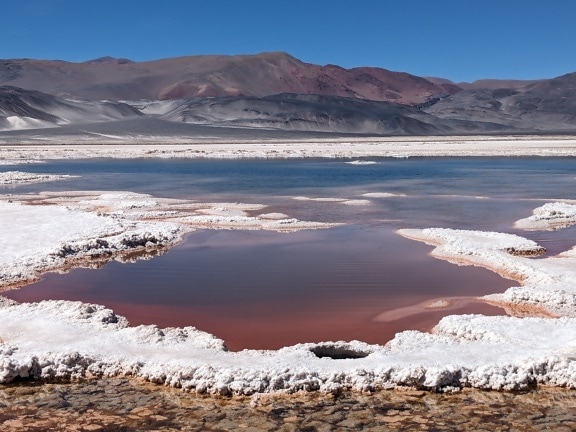Извор със солена вода със солени седиментни отлагания по крайбрежието в пустинното плато