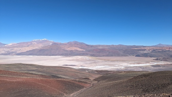 Τοπίο της ερήμου Salar de Antofalla στην Αργεντινή με βουνά στο βάθος