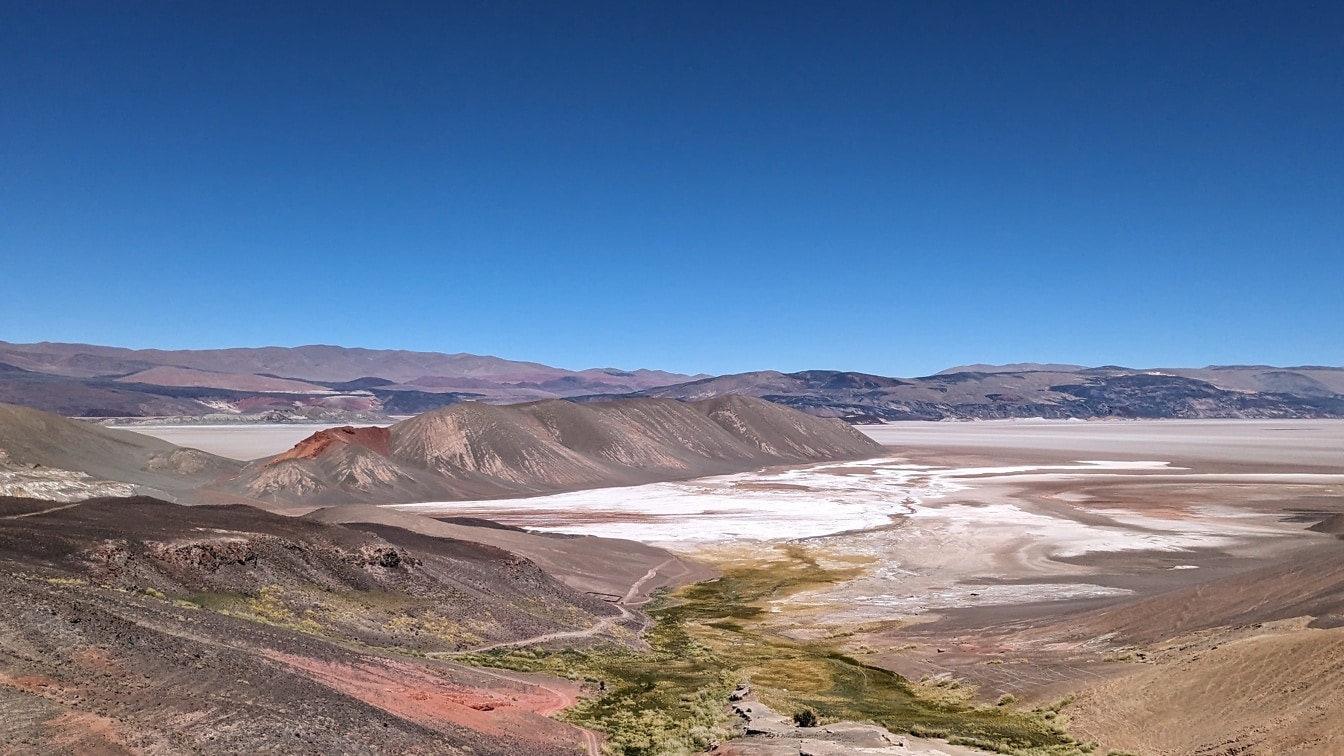 Panorama udara Salar de Antofalla dengan danau garam kering di gurun Atacama di Amerika Selatan