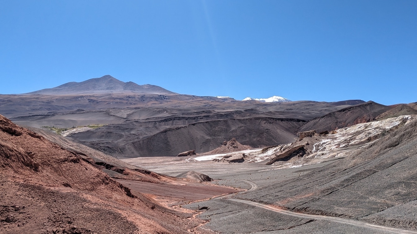 Kleine weg in een vallei van Salar de Antofalla in de Atacama-woestijn