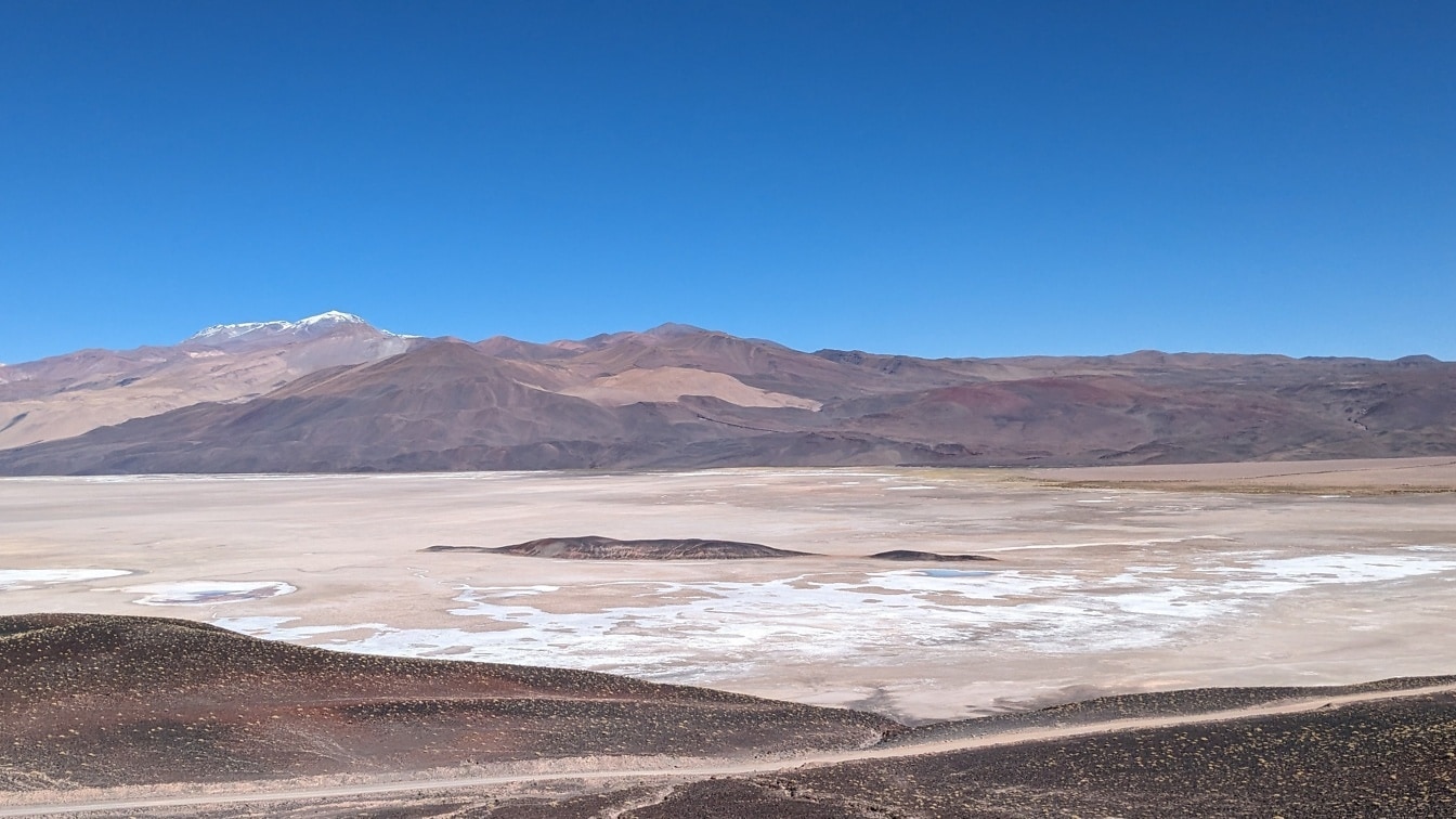 Paisagem panorâmica do deserto do Salar de Antofalla com montanhas ao fundo