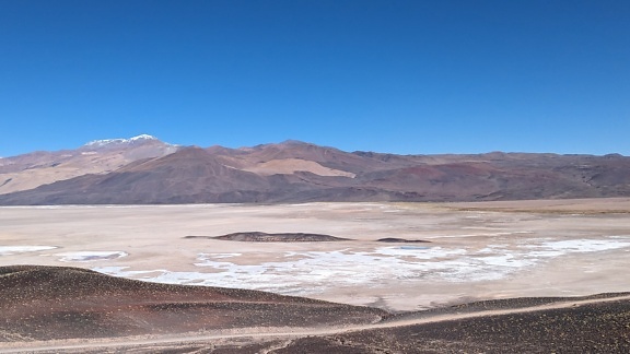 Panoramisk landskab i Salar de Antofalla-ørkenen med bjerge i baggrunden