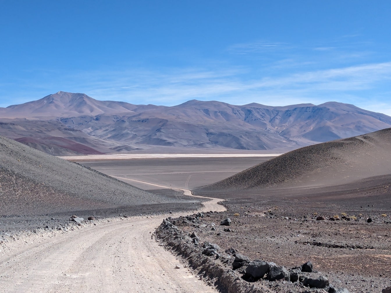 Zakurzona droga przez Salar de Antofalla, słoną pustynię, która znajduje się w Argentynie