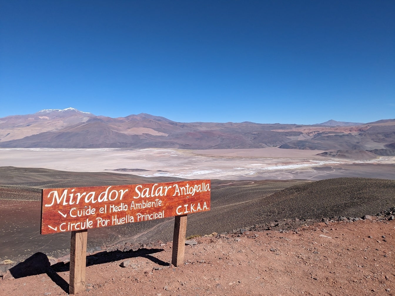 Schild auf einem Hügel in der Wüste Mirador Salar de Antofalla in Argentinien