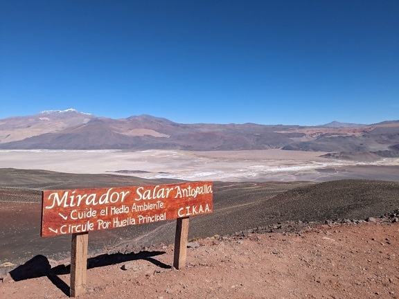 在阿根廷Mirador Salar de Antofalla沙漠的一座小山上的标志