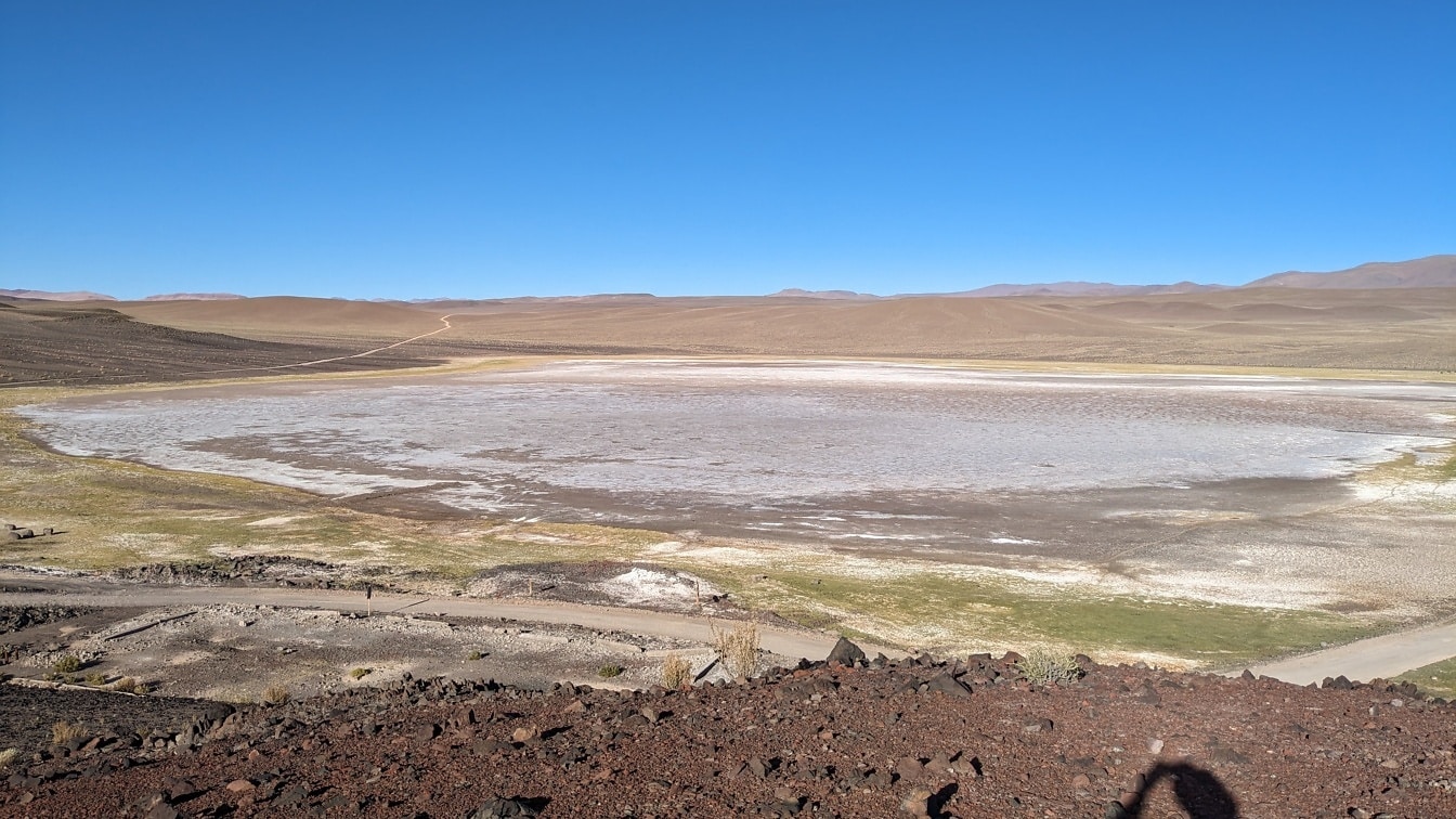 Ξηρός πυθμένας αλμυρής λίμνης στο οροπέδιο στην έρημο Ατακάμα
